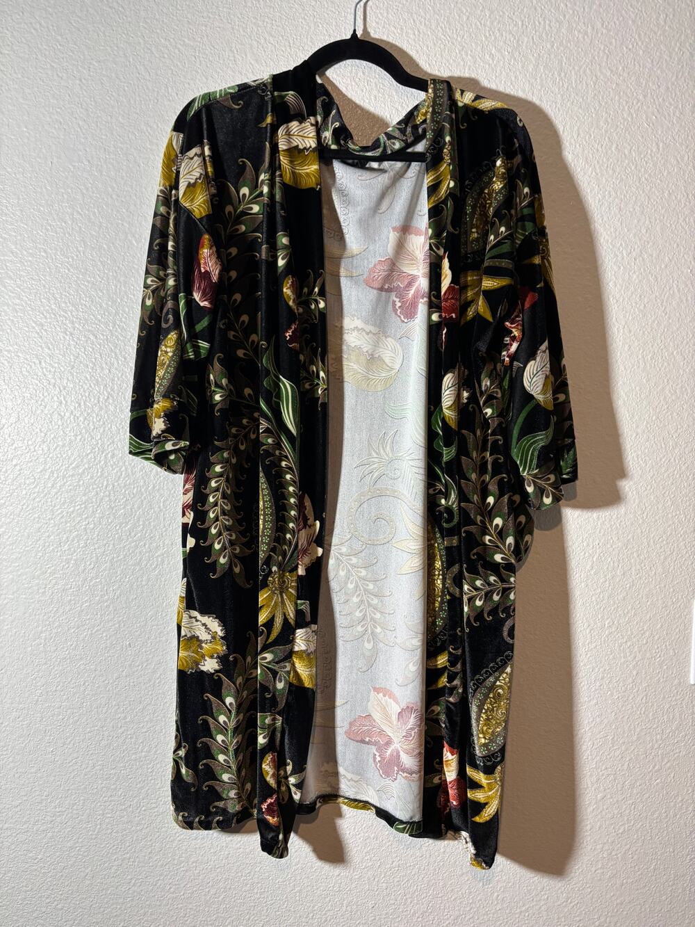 M Made in Italy Size M Black Floral Velour Open-Front Kimono-Inspired Cardigan